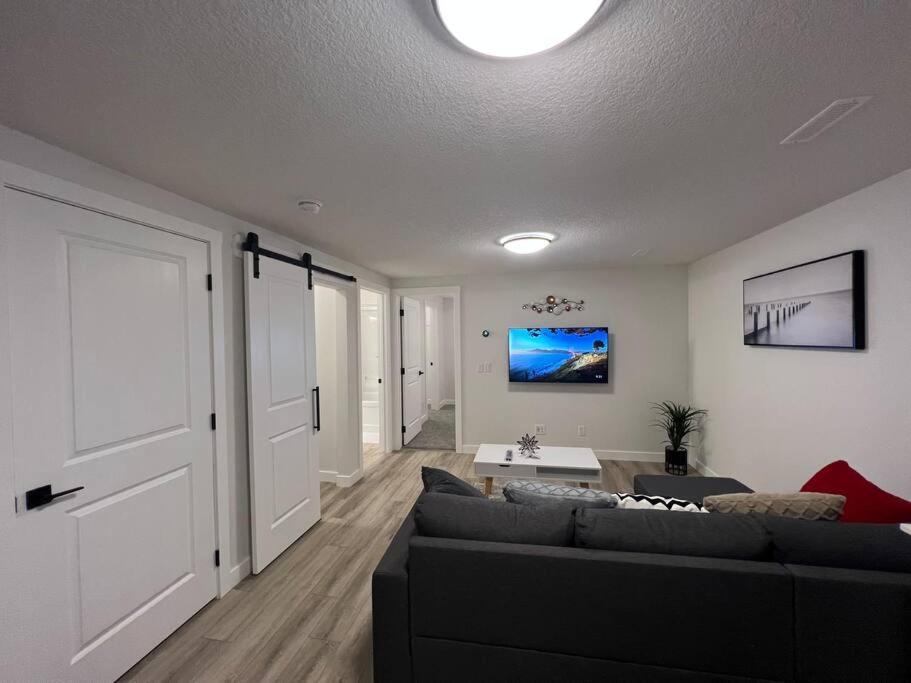 Cozy New Suite In Nw YYC Dış mekan fotoğraf