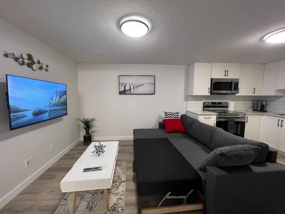 Cozy New Suite In Nw YYC Dış mekan fotoğraf