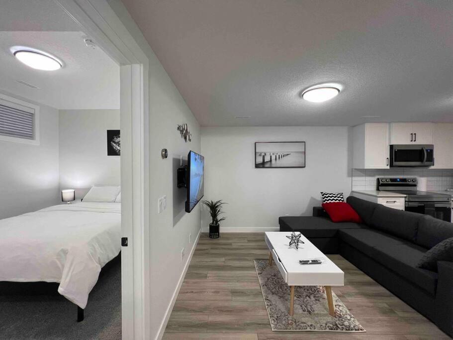 Cozy New Suite In Nw YYC Dış mekan fotoğraf